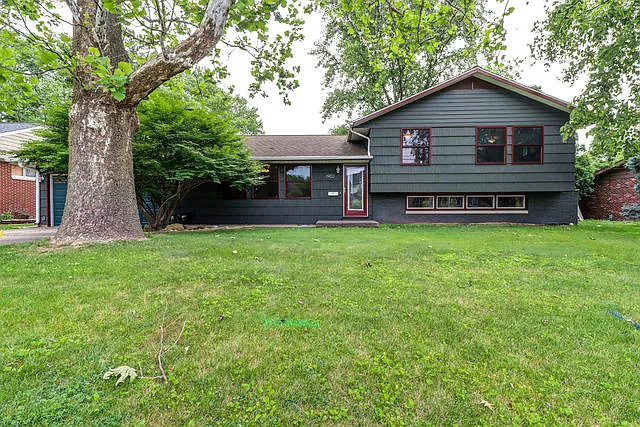 1902 Golfview Dr photo 1