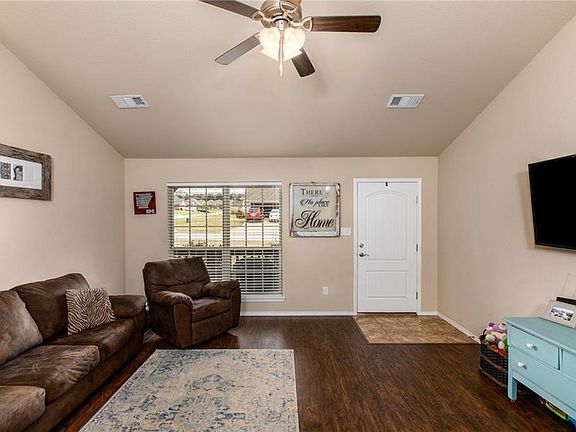 5th image of 804 Shanna Dr