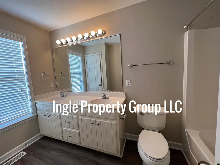 Master bath - new LVP , freshly painted
