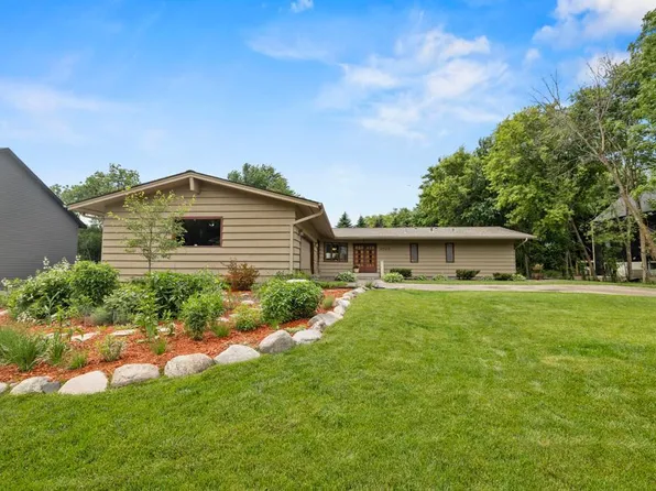 2725 Pilgrim Ln N, Plymouth, MN 55441