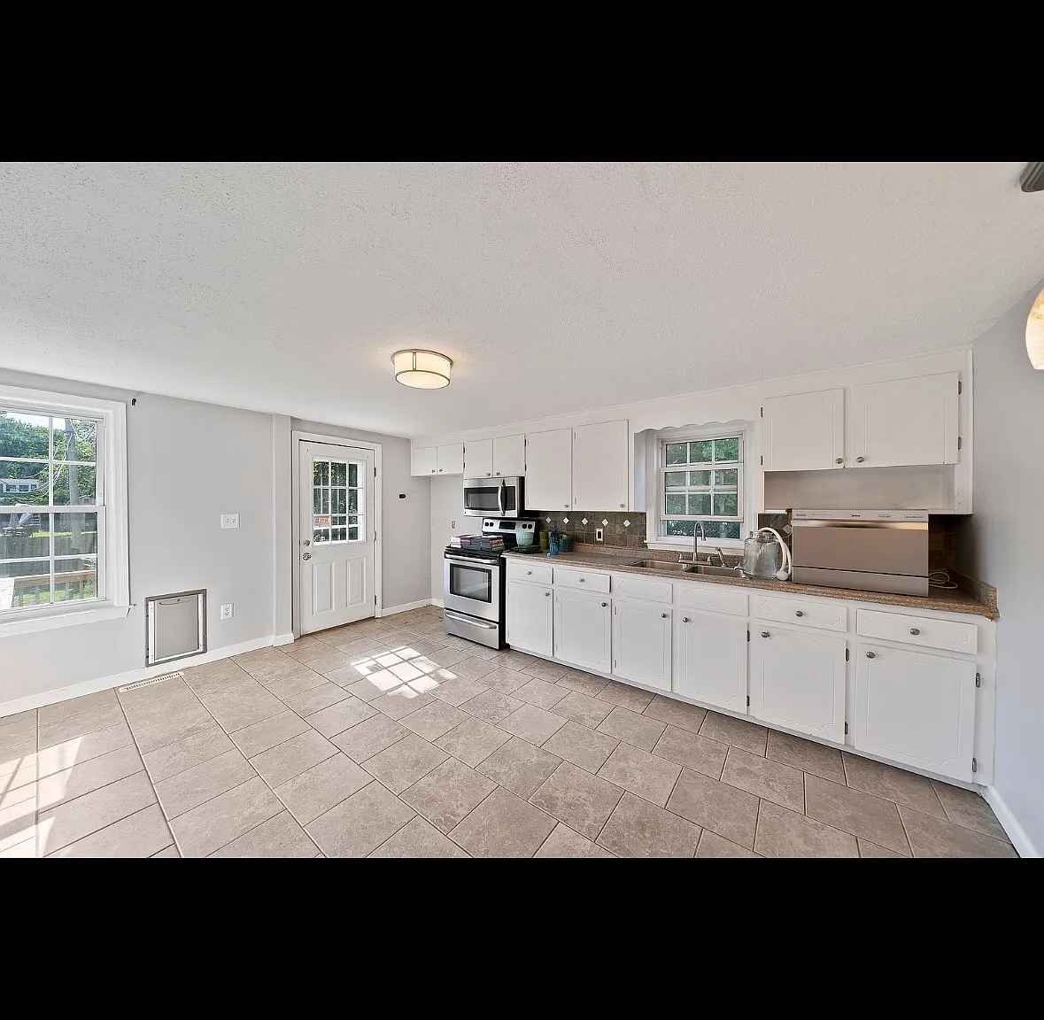 124 S River St — Photo 4