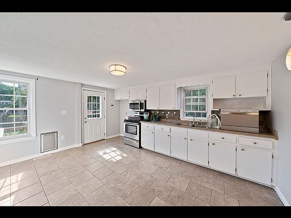 4th image of 124 S River St APT 1
