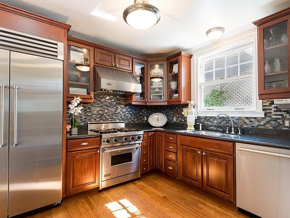 4th image of 1416 De Soto Ave