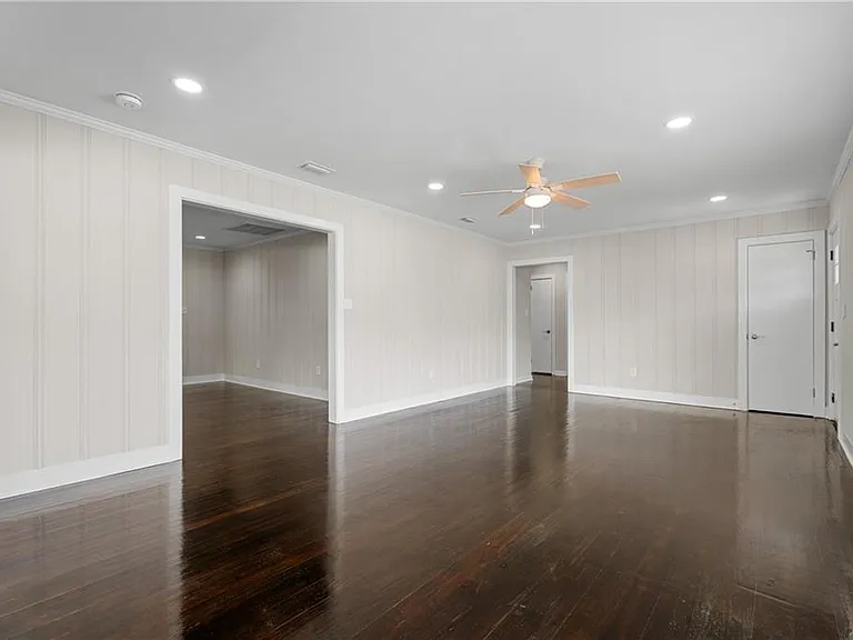 2762 Hillcrest Rd — Photo 3