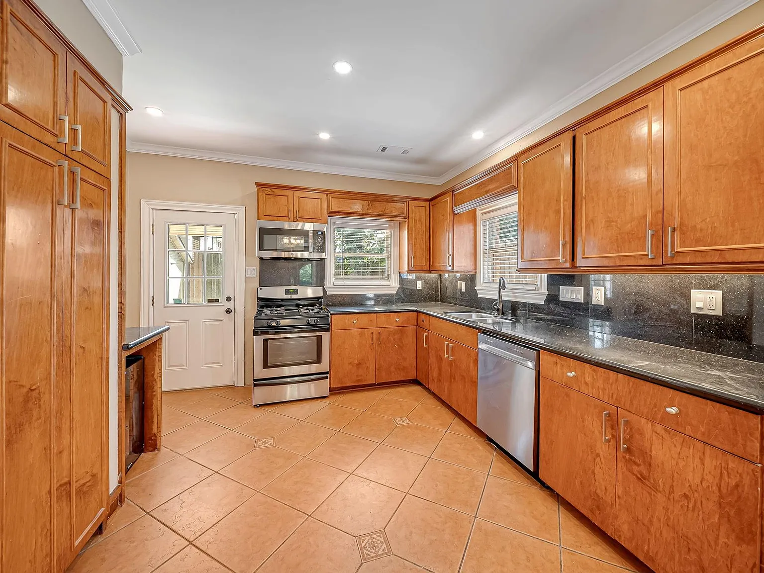 2 bed, 1.5 bath, 1279 sqft, $2,250 — Photo 4