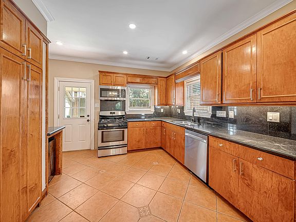 4th image of 1918 Wentworth St