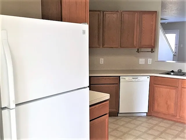 5 bed, 2.5 bath, 2695 sqft, $2,415 — Photo 3