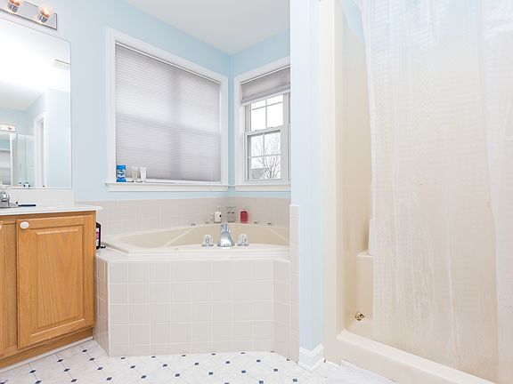 5th image of 50 Scotland Cir