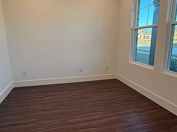 4th image of 2507 Daisy Ln