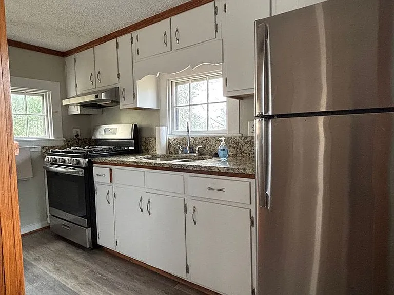 332 Carr St — Photo 2
