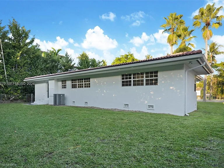 52 Camden Dr — Photo 8