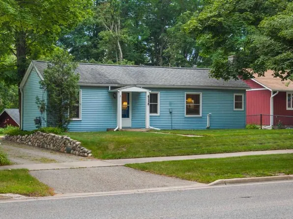 418 E Lake St, Harbor Springs, MI 49740