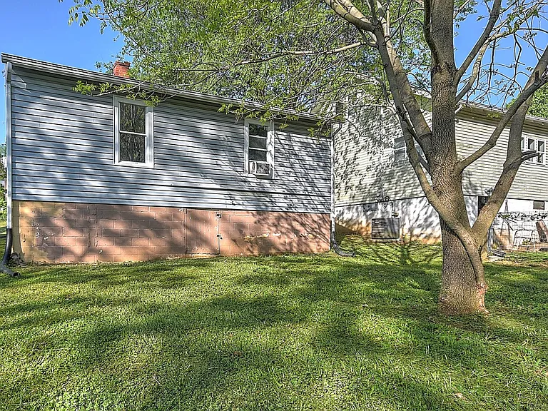 304 N Hardin St — Photo 24