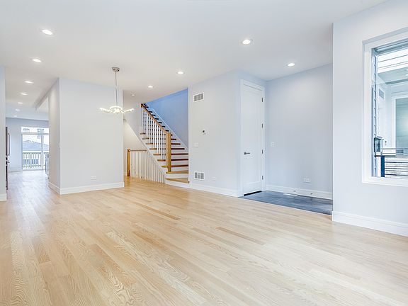 4th image of 5456 W Leland Ave
