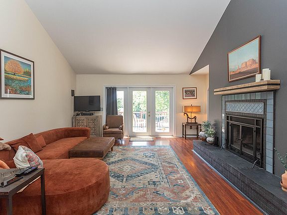 3rd image of 102 Beechwood Dr