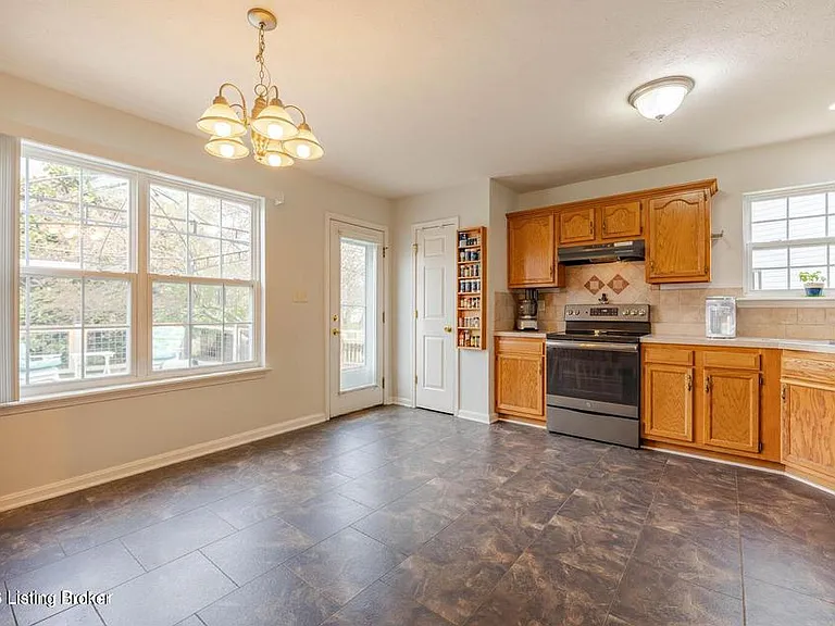 11302 Sullivan Ct — Photo 4
