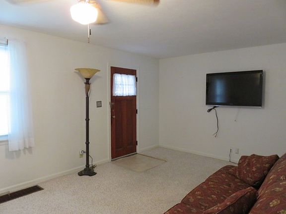 4th image of 2715 E Memorial Dr