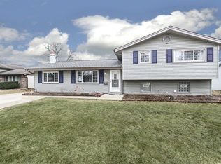 524 S Walnut Ln, Schaumburg, IL 60193