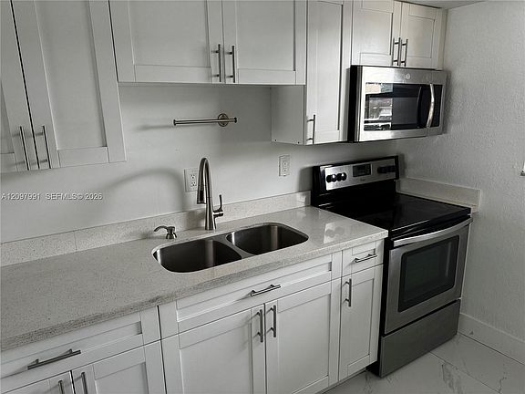 4th image of 811 W 79th Pl #811