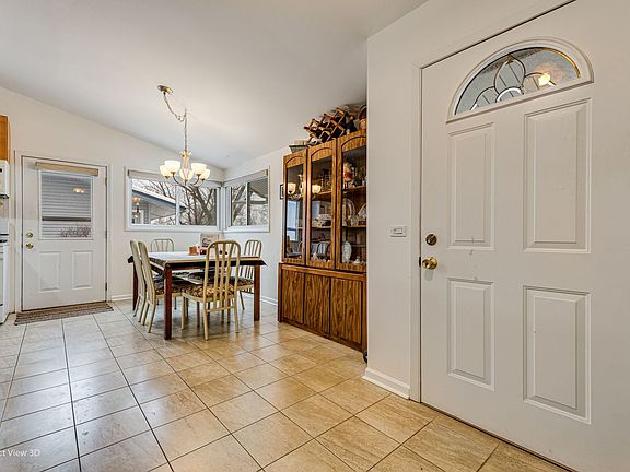 5th image of 920 Stratford Ln