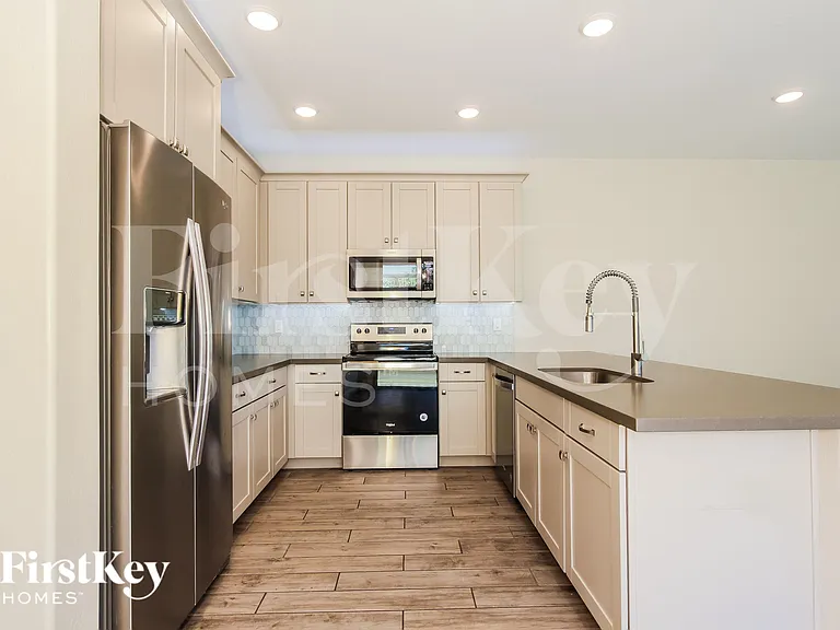 1023 S 151st Ln — Photo 6