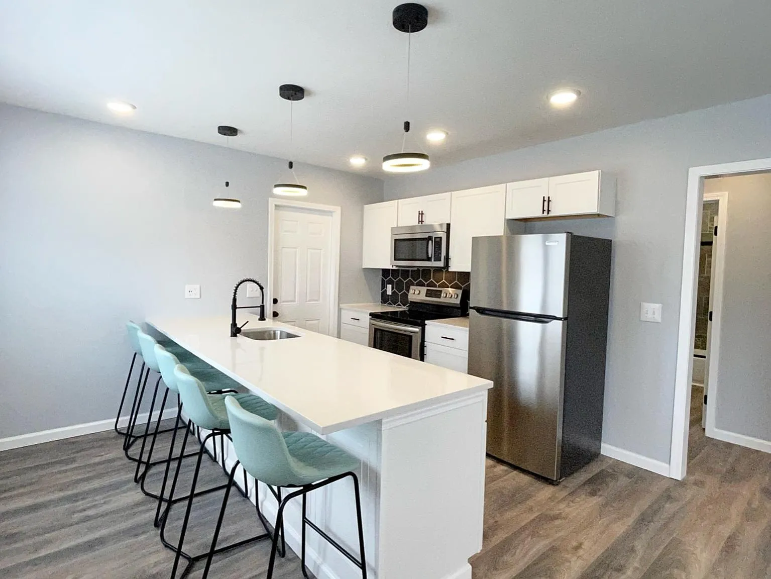 3 bed, 1156 sqft, $2,100 — Photo 3