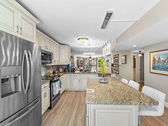 5th image of 15461 Pembridge Drive #301