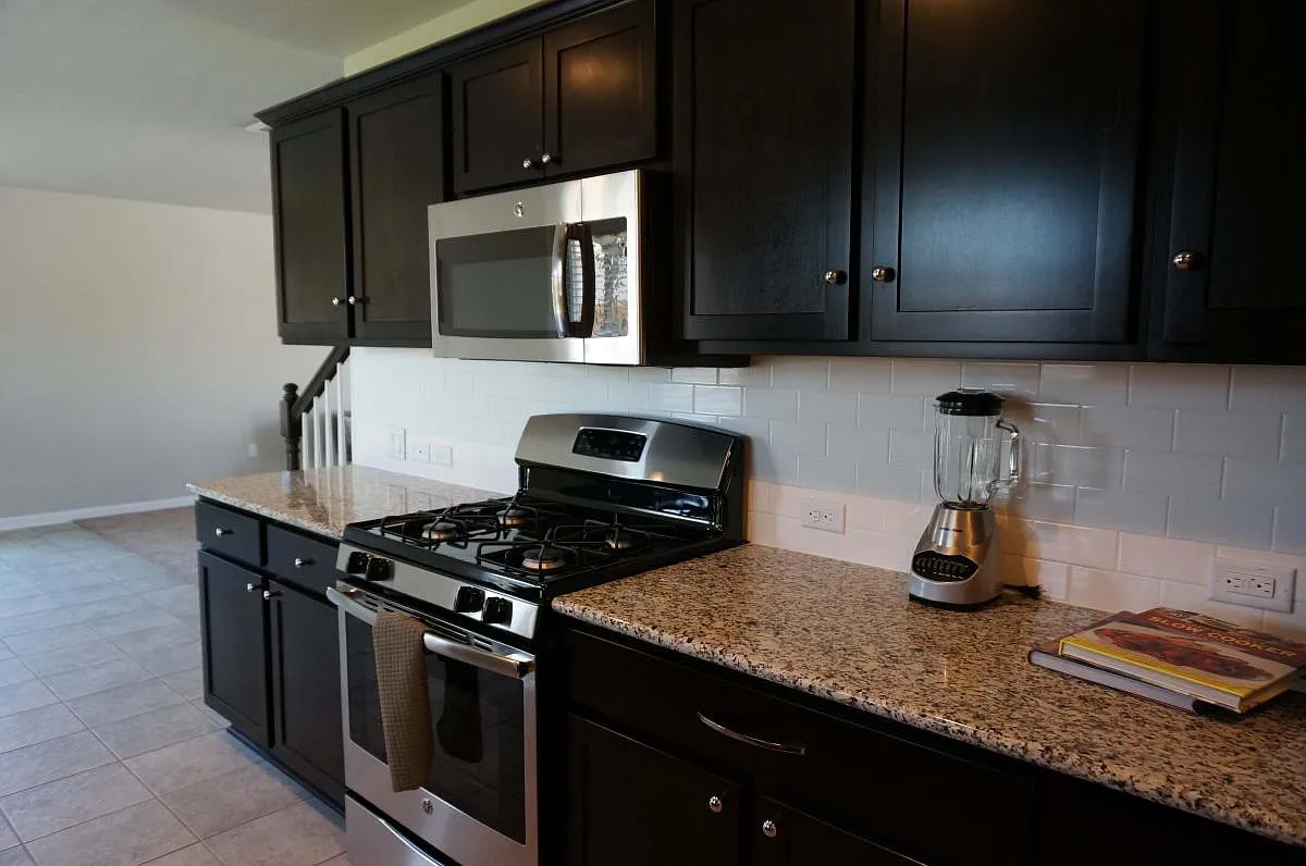 4 bed, 2.5 bath, 1969 sqft, $1,995 — Photo 4