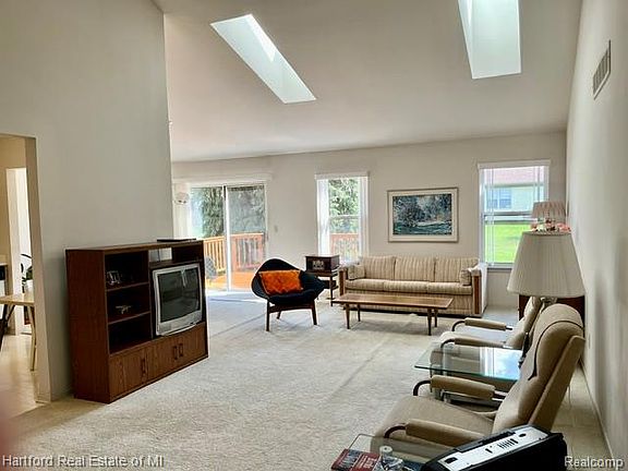 3rd image of 2176 Maplehurst Dr