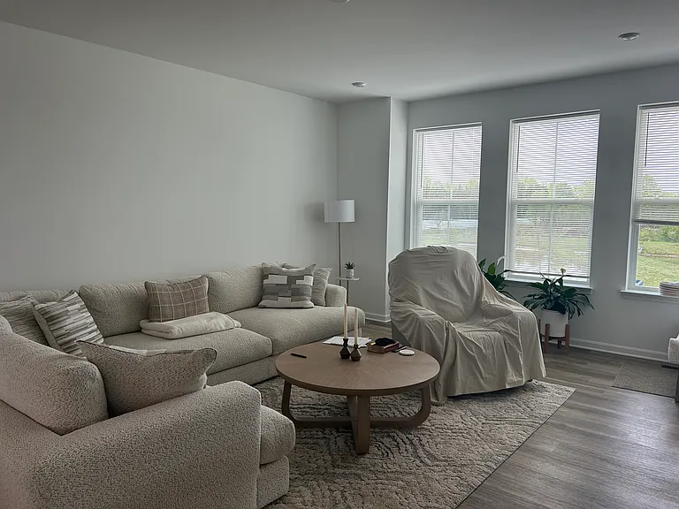 355 Andrew Ct — Photo 4