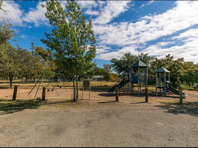 Hill Way Dr — Photo 5
