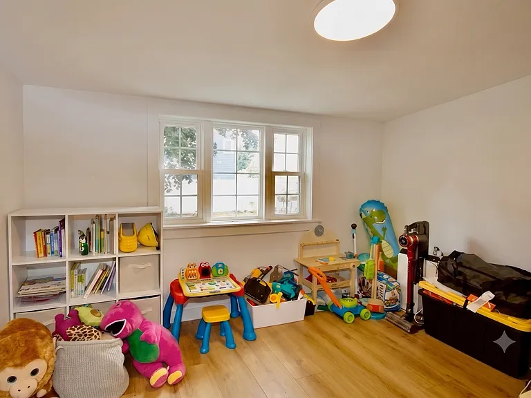 47 Lawrence St — Photo 10