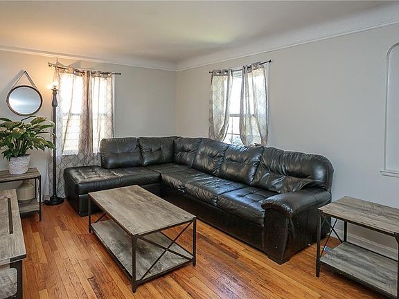 3rd image of 7439 Woodhaven Ave