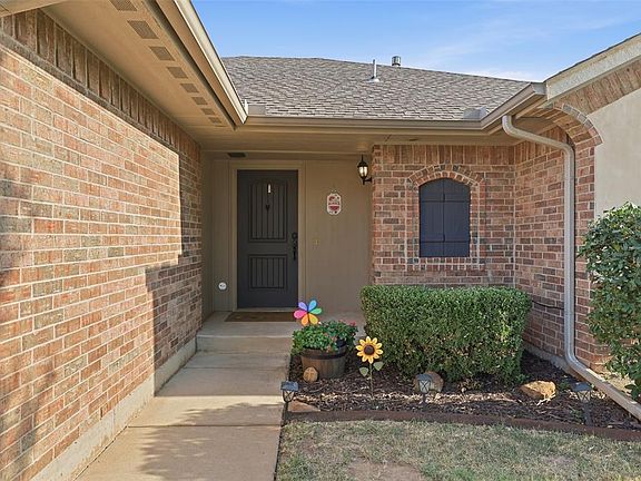 3rd image of 604 Apple Tree Ln