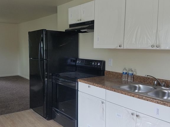 Upgraded black appliances including washer and dryer