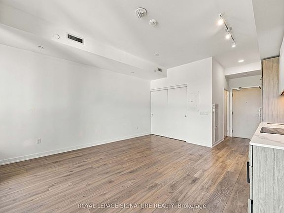 5th image of 2020 Bathurst St #817