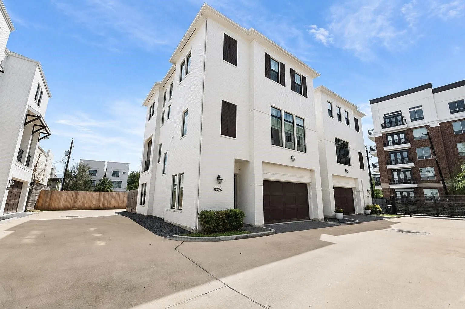 3 bed, 3.5 bath, 3188 sqft, $4,900 — Photo 3