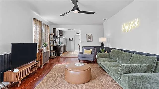 2 bed, 1.0 bath, 900 sqft, $1,800 — Photo 3