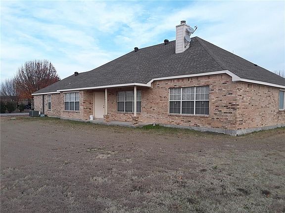 4th image of 940 Irene St