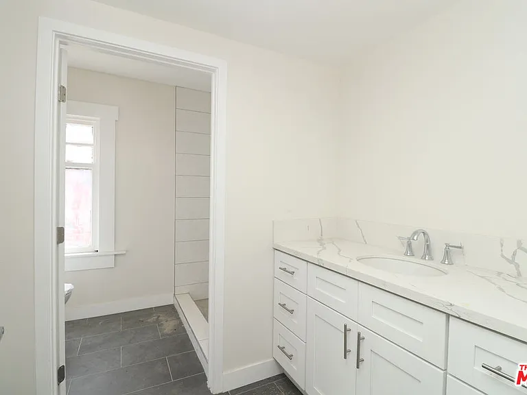 2739 S Budlong Ave — Photo 27