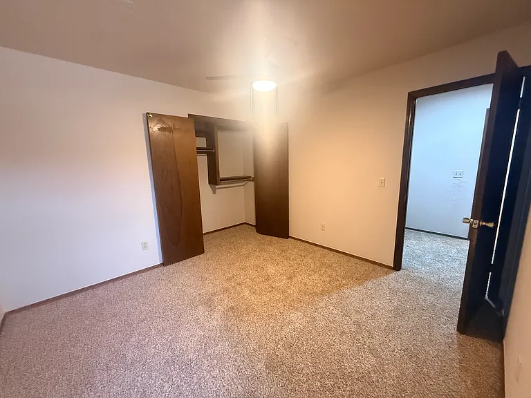 Secondary bedroom (3)