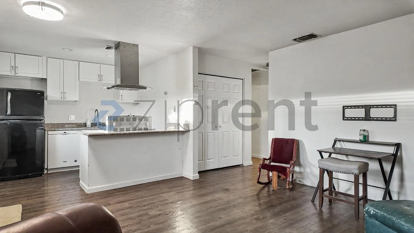 2 bed, 850 sqft, $1,950 — Photo 3