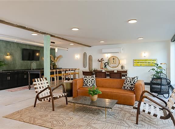 4th image of 3060 Dauphine St #201