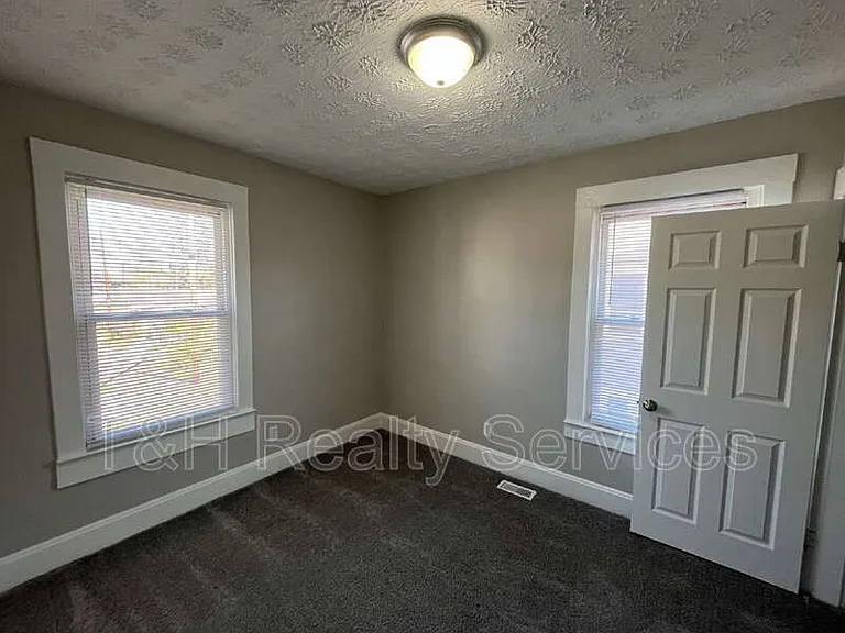 514 E 33rd St — Photo 8