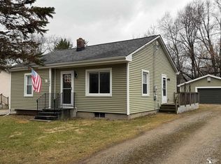 1009 N Lemen St, Fenton, MI 48430