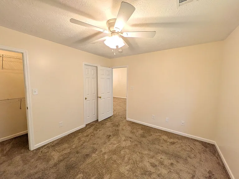 526 Edgecliff Ln — Photo 15