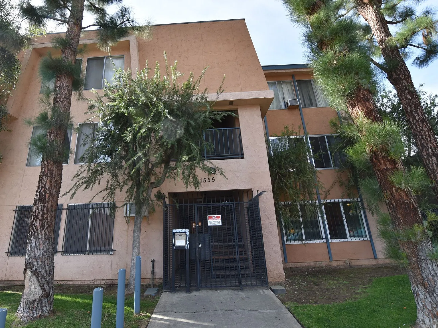 1555 S. St Andrews Pl — Photo 1