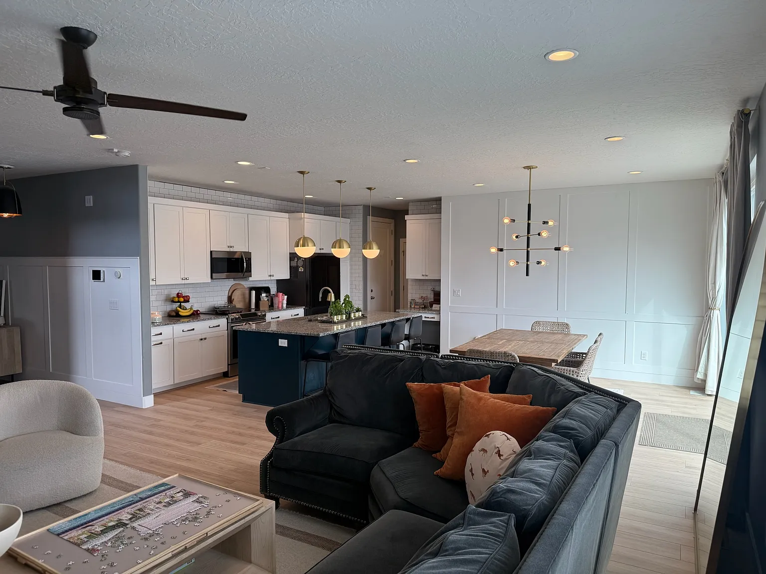 5 bed, 3.5 bath, 4000 sqft, $3,700 — Photo 2