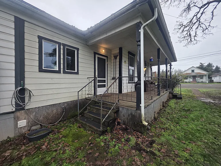 634 SW Church St — Photo 2