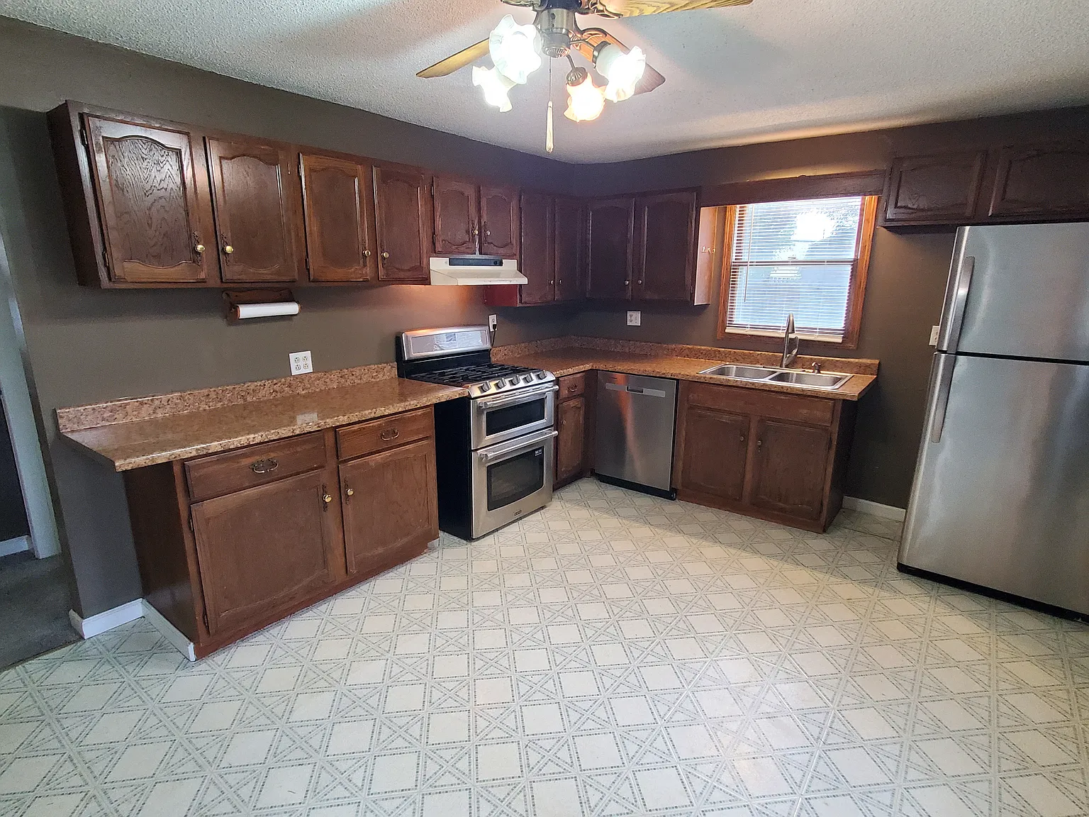 3 bed, 1644 sqft, $1,650 — Photo 3